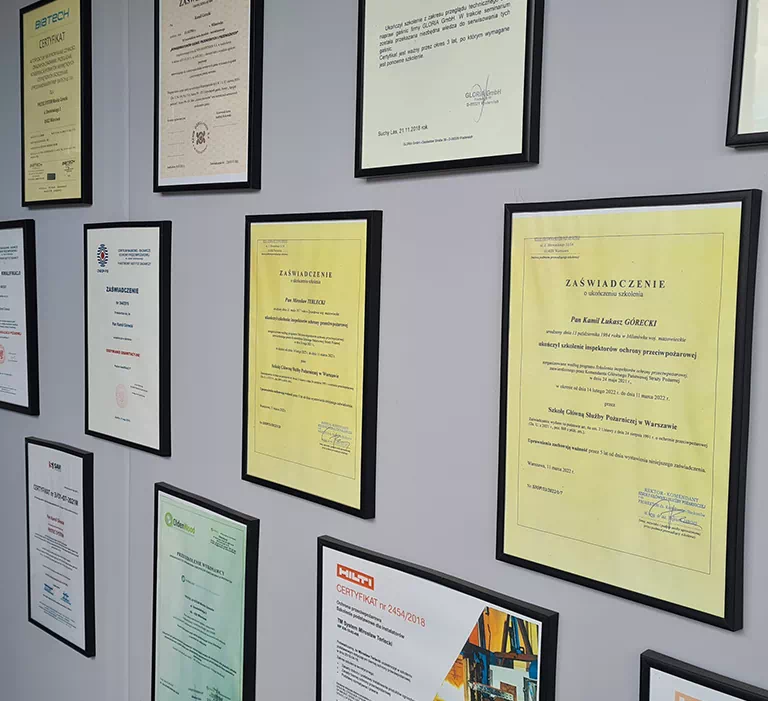 certyfikaty wiszące na ścianie
