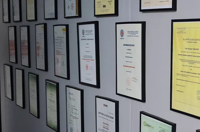 certyfikaty przeciwpożarowe na ścianie